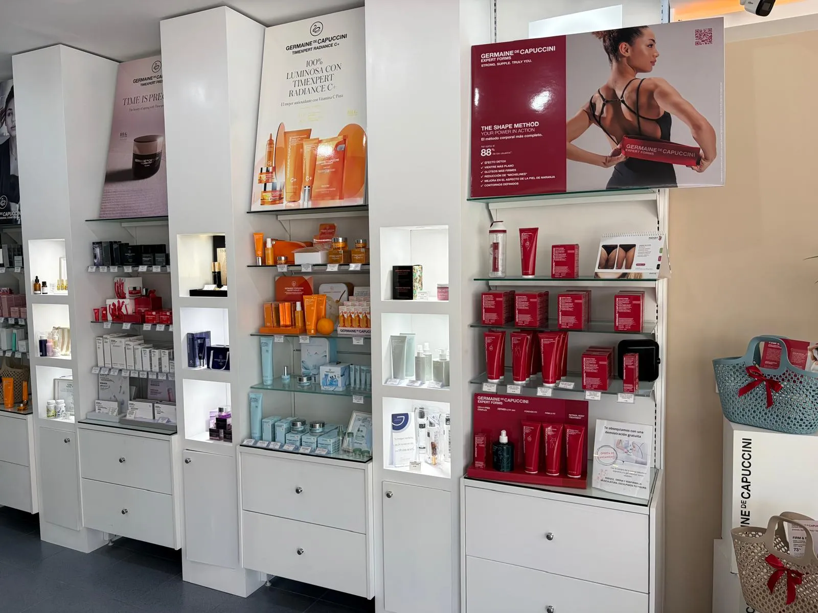 Expositores de cosmética profesional en el centro