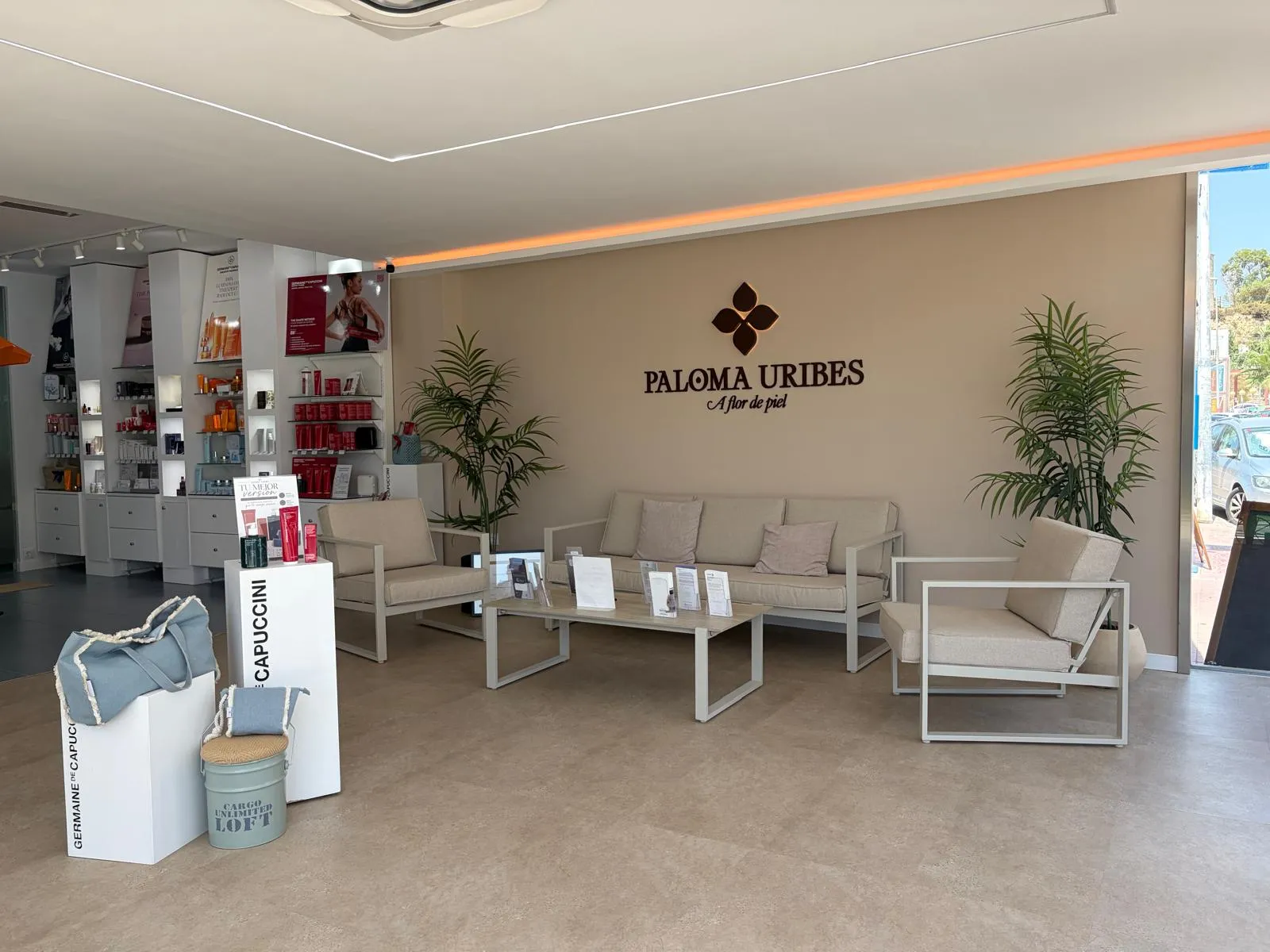 Sala de espera del centro Paloma Uribes, con el logotipo en la pared